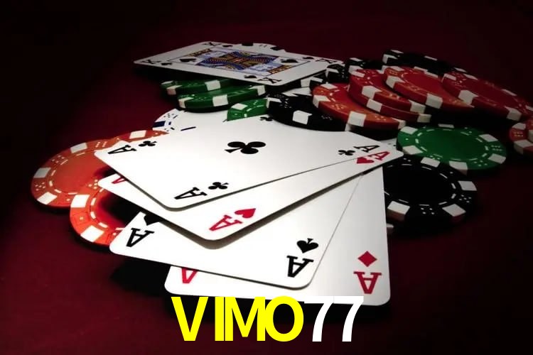 Escena dinámica inspirada en casino con iluminación VIMO77, cartas, fichas e íconos de juegos digitales en un espacio moderno de juegos.